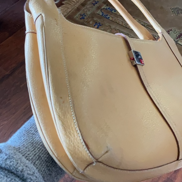BALLY Elegant Tan Leather Handbag (minor callouts) - Picture 10 of 12